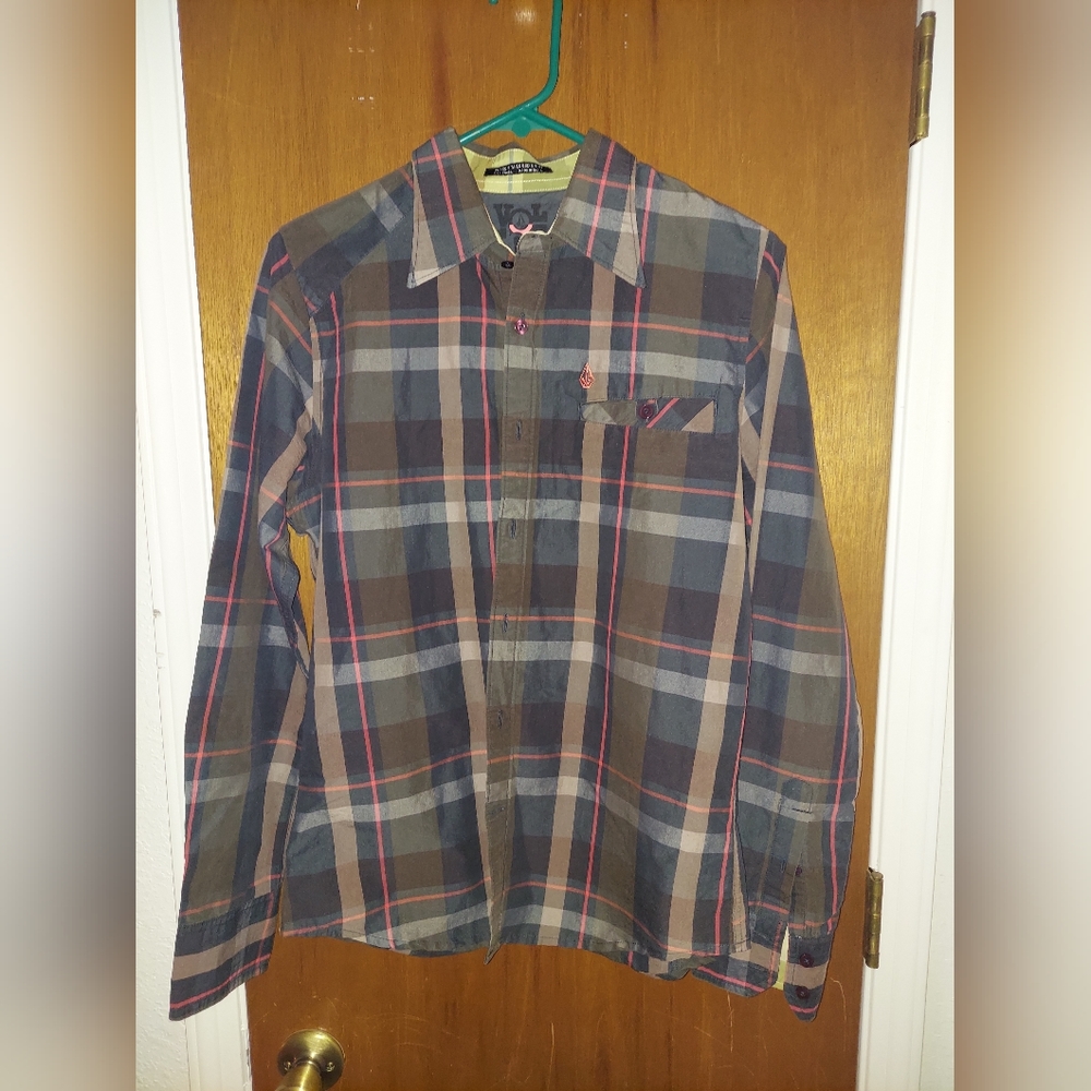 Men's Volcom plaid button down shirt. Size S.